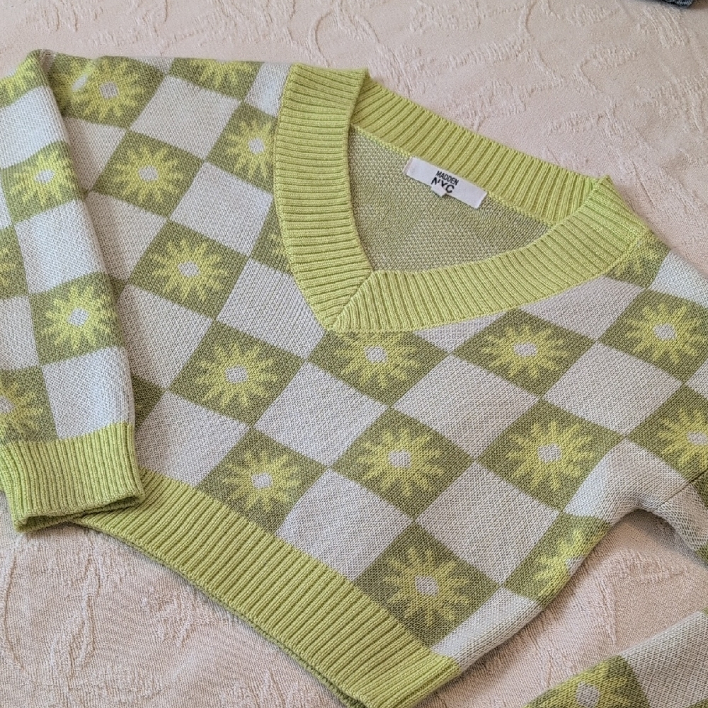 Trendy V-Neck Sweater in Lime and Cream